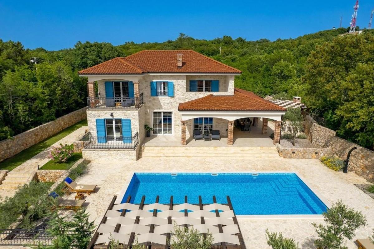 Lussuosa villa in pietra con piscina