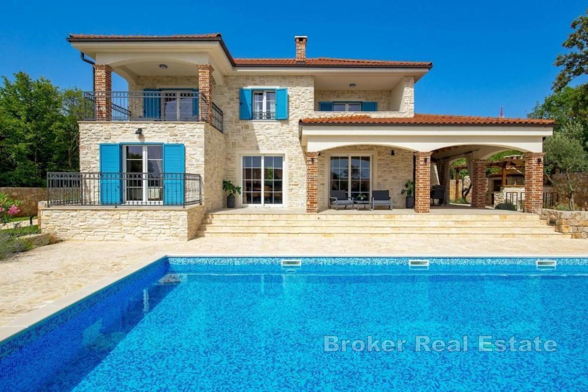 Luxusní kamenná vila s bazénem