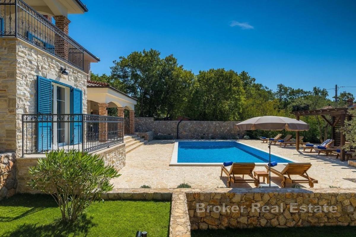 Luxusní kamenná vila s bazénem