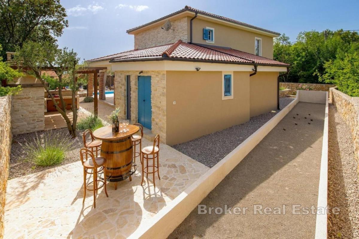 Luxusní kamenná vila s bazénem