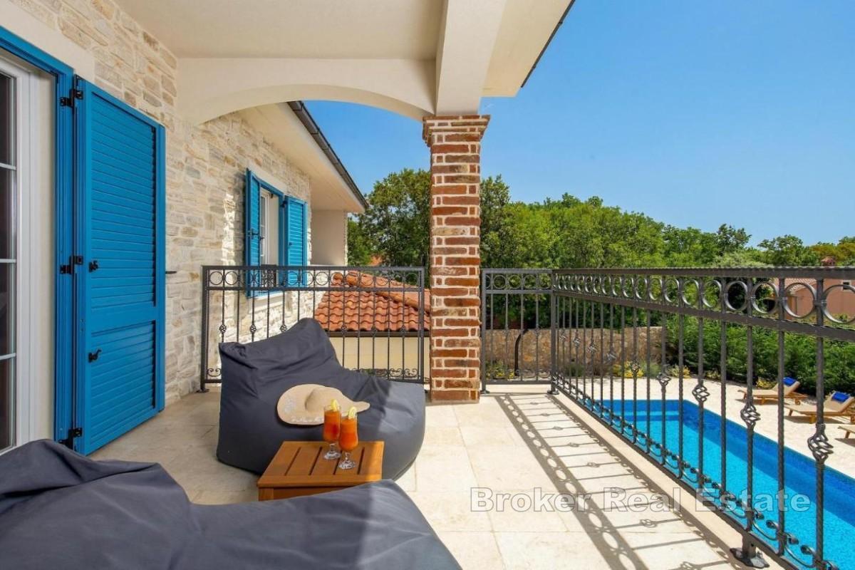 Luxusní kamenná vila s bazénem