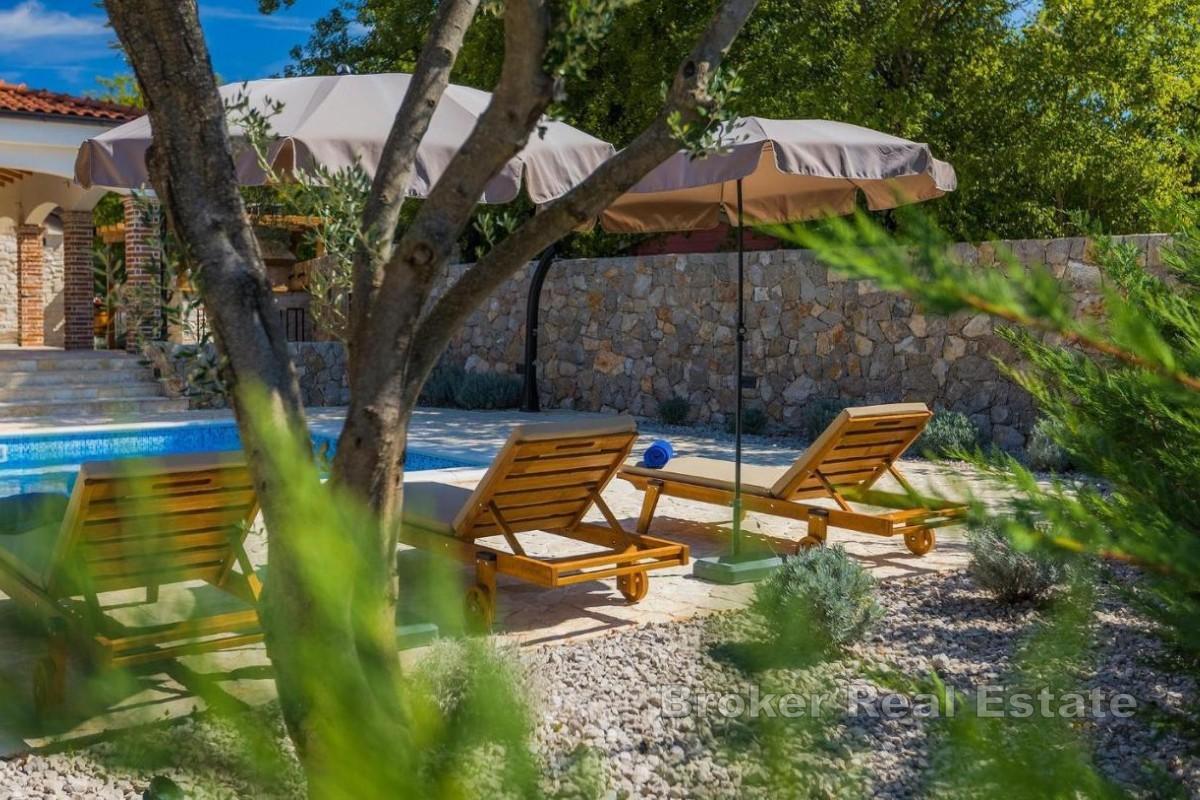 Luxusní kamenná vila s bazénem