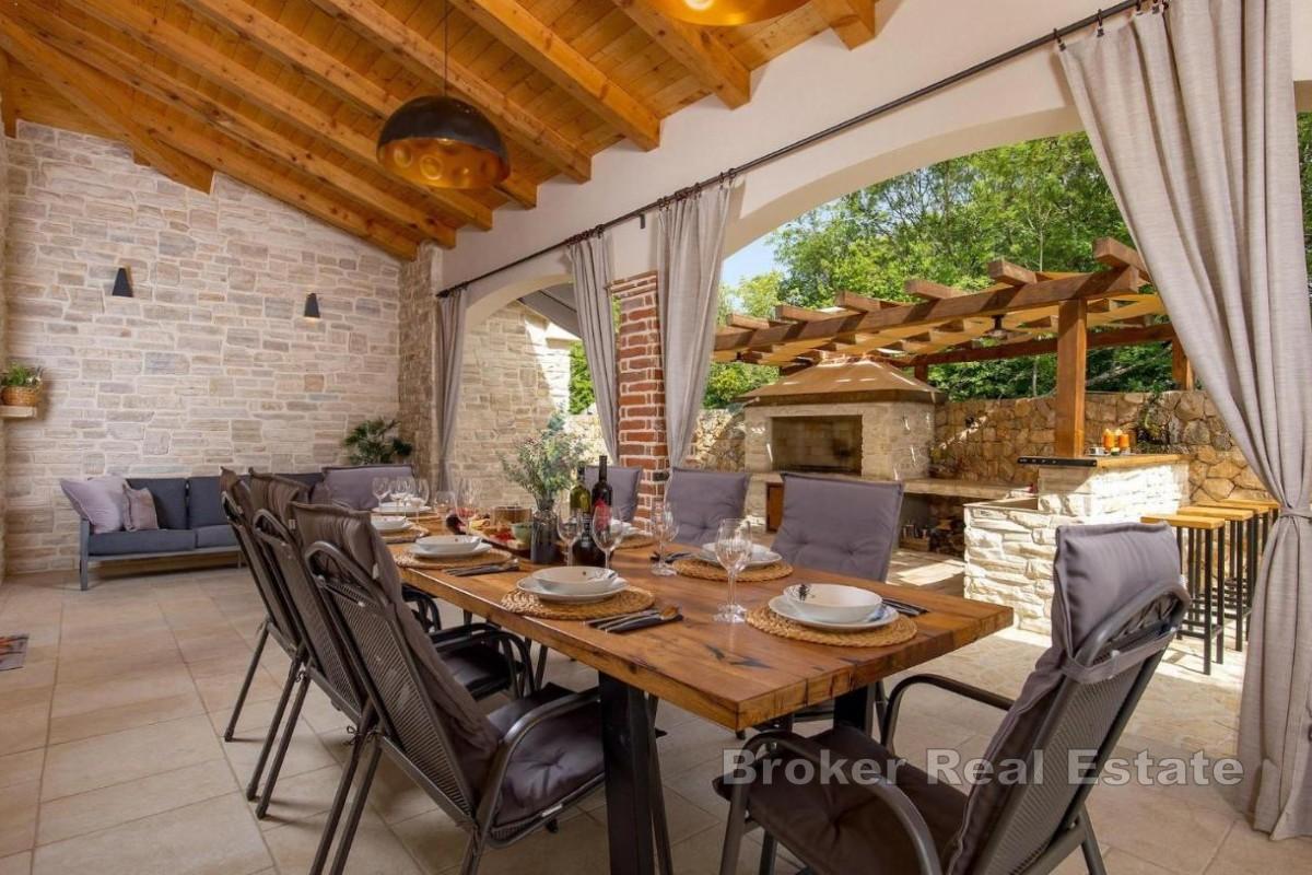 Luxusní kamenná vila s bazénem