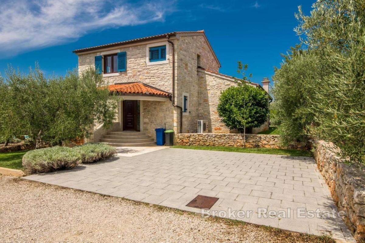 Вилла с видом на море в тихом месте