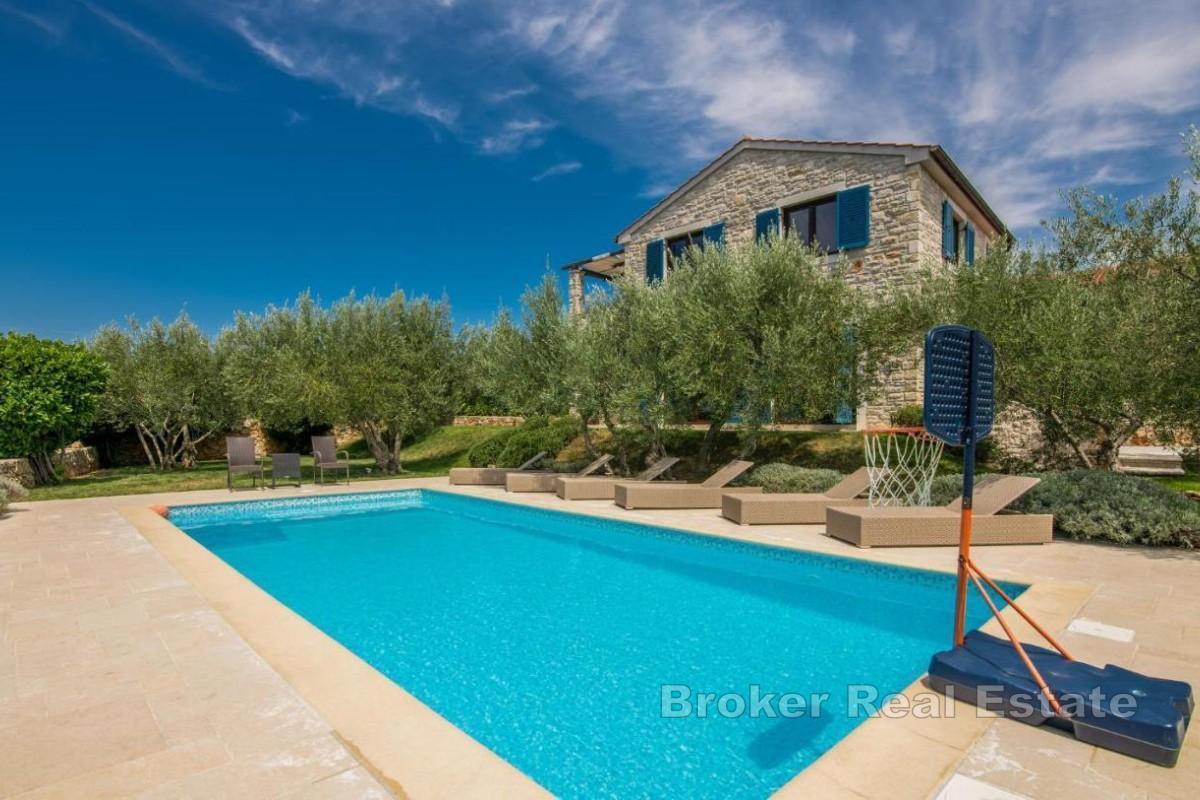 Вилла с видом на море в тихом месте