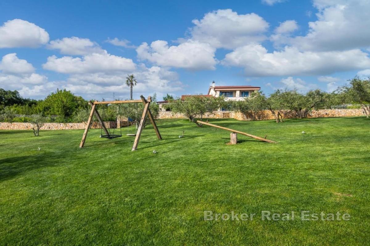 Вилла с видом на море в тихом месте