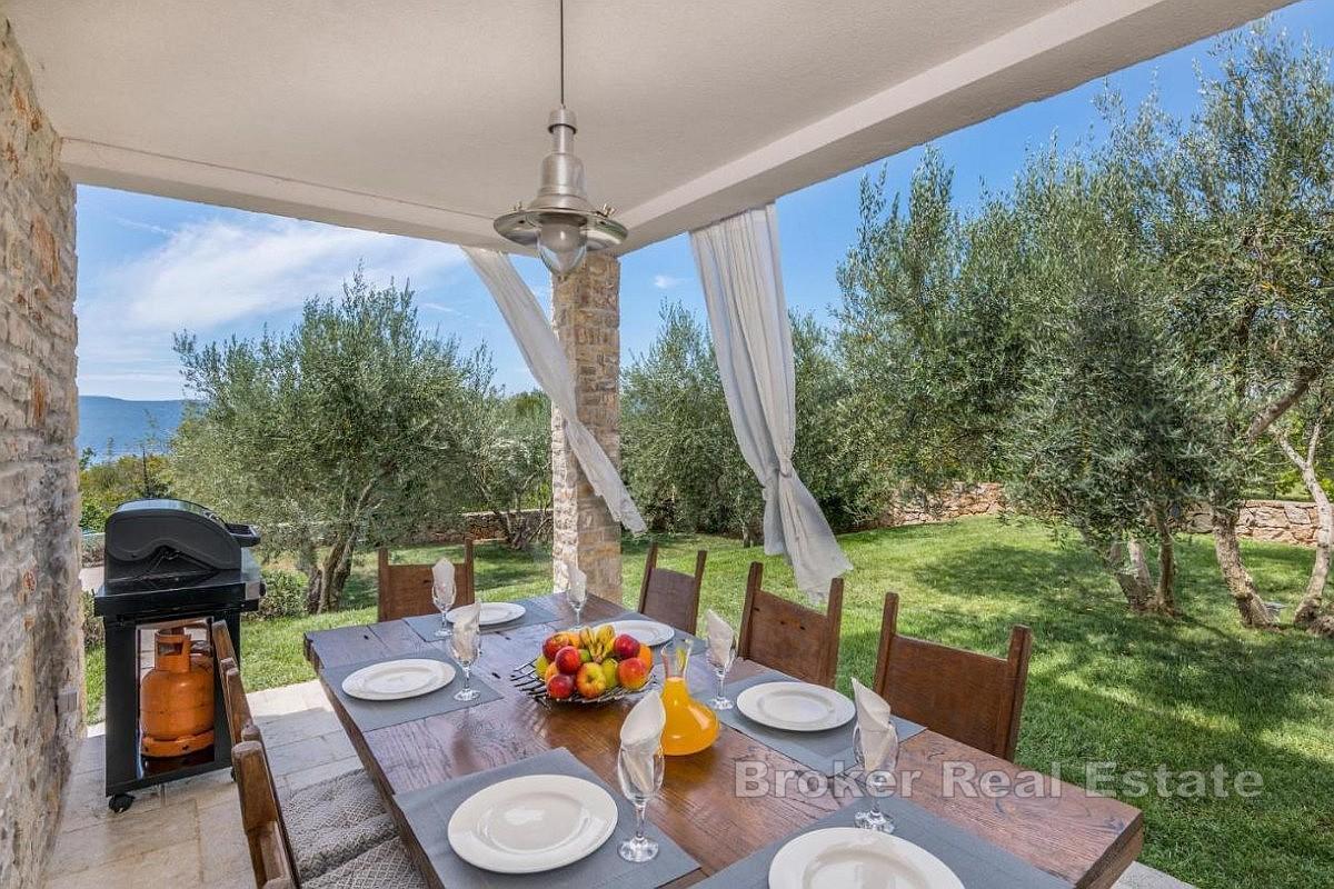 Вилла с видом на море в тихом месте