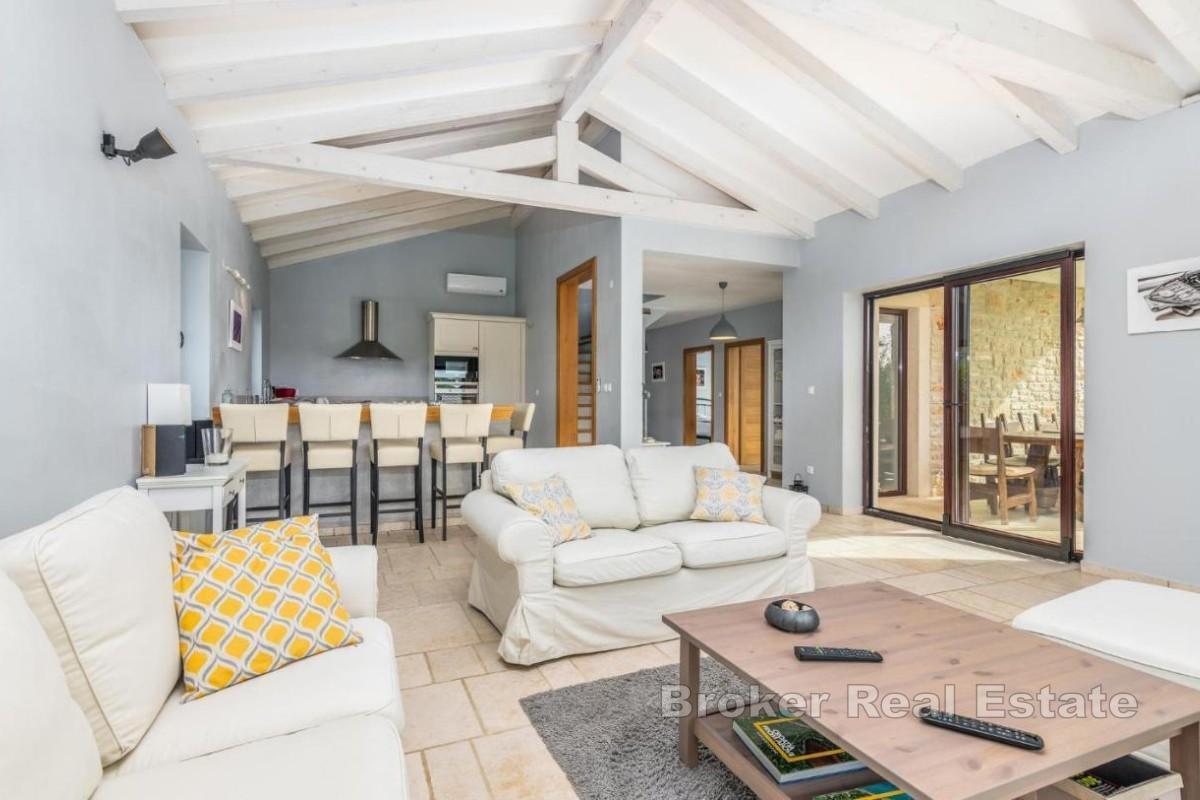 Вилла с видом на море в тихом месте