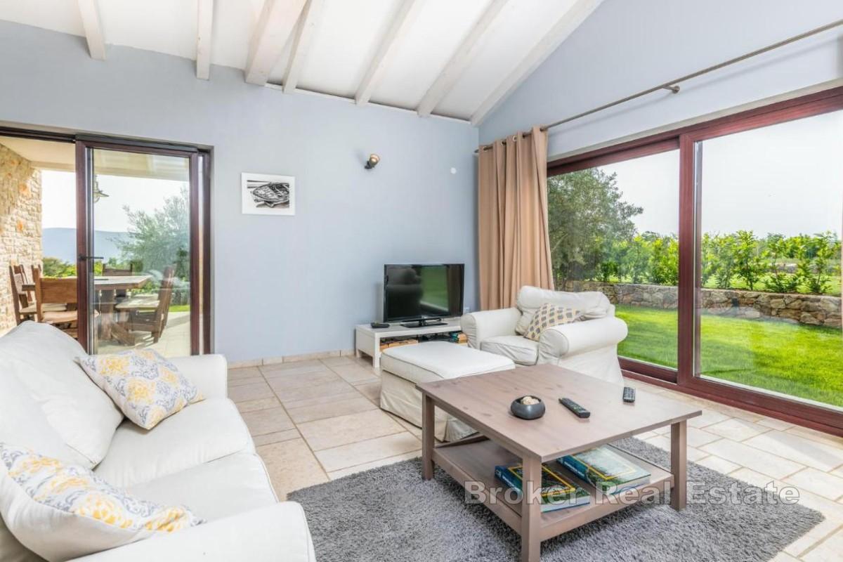 Вилла с видом на море в тихом месте