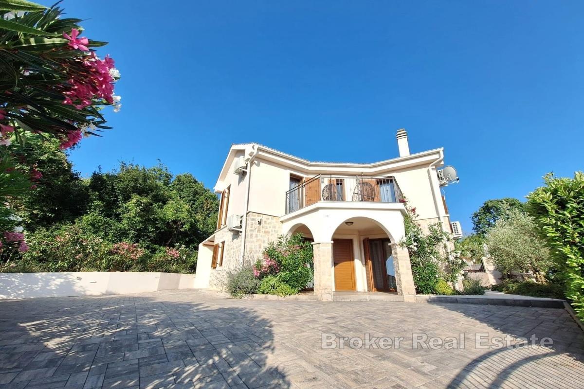 Dom z ogrodem i basenem