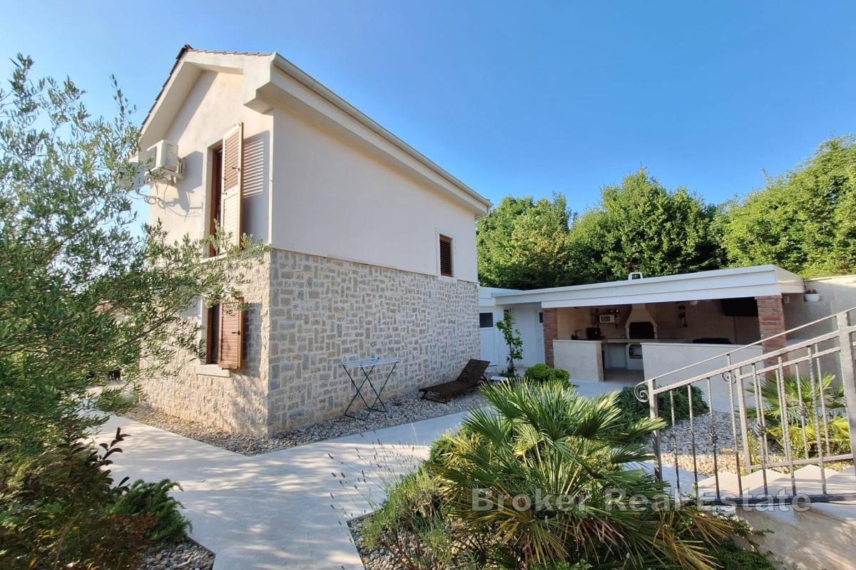 Dom z ogrodem i basenem