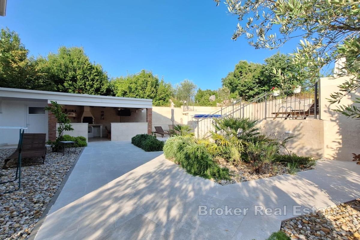 Дом с садом и бассейном