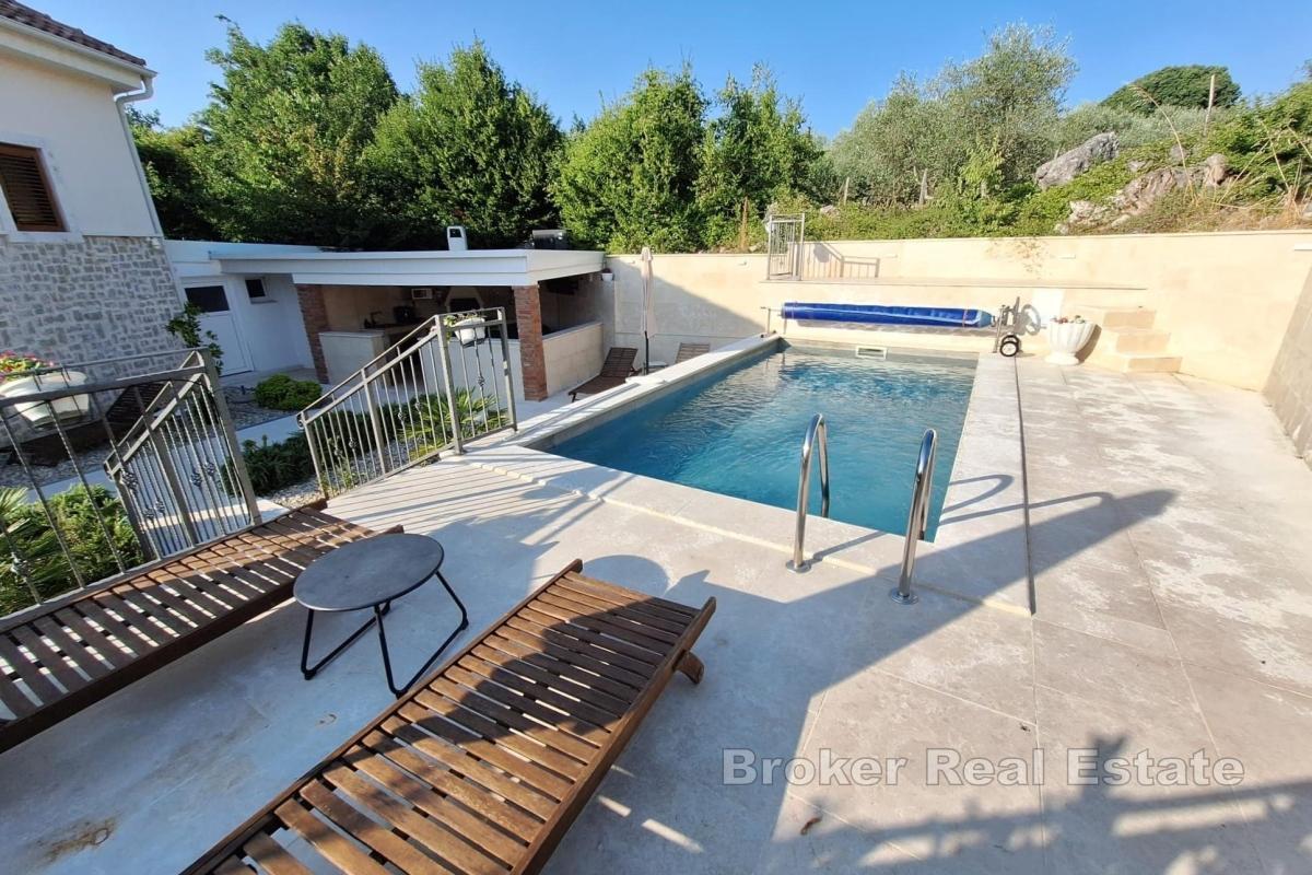 Hus med trädgård och pool