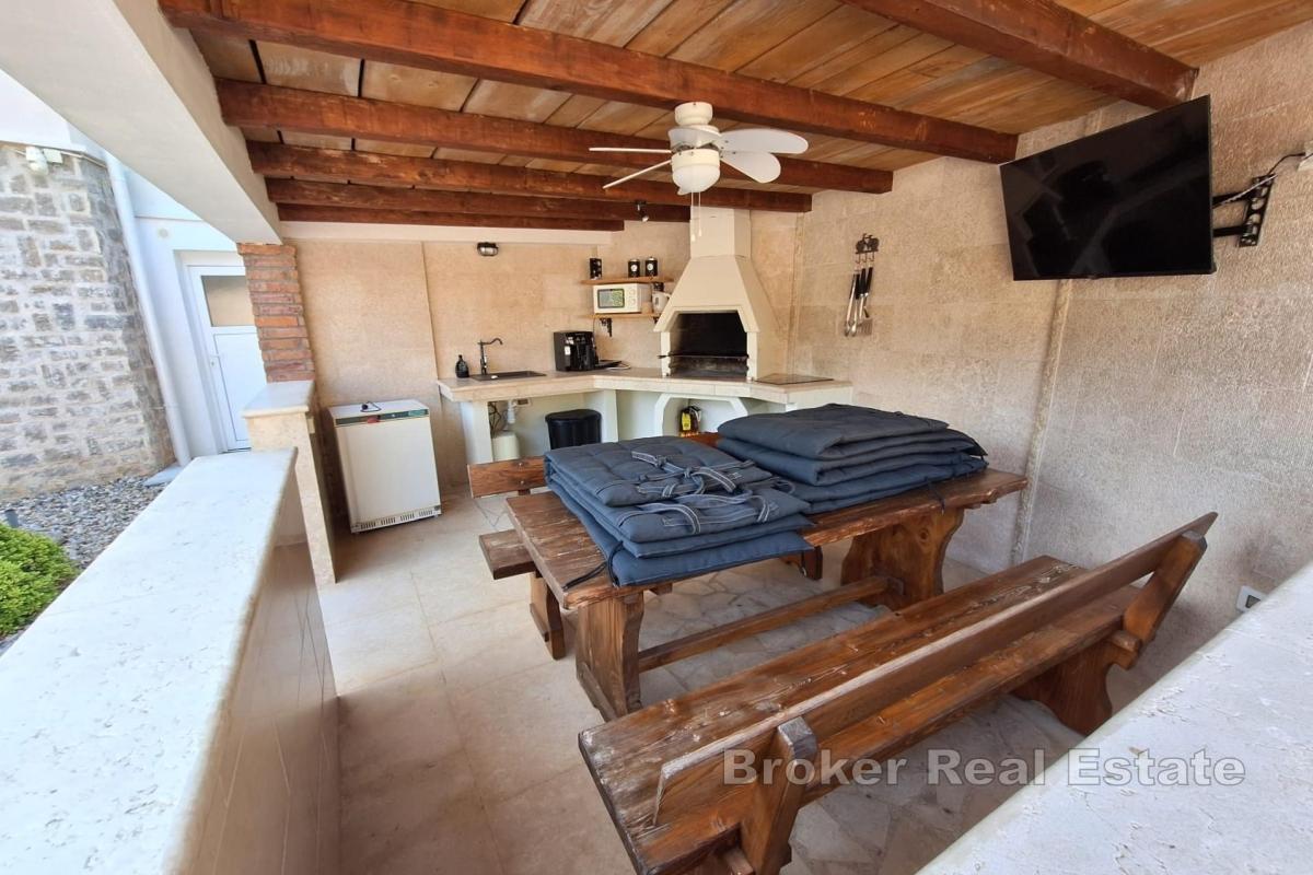 Dom z ogrodem i basenem