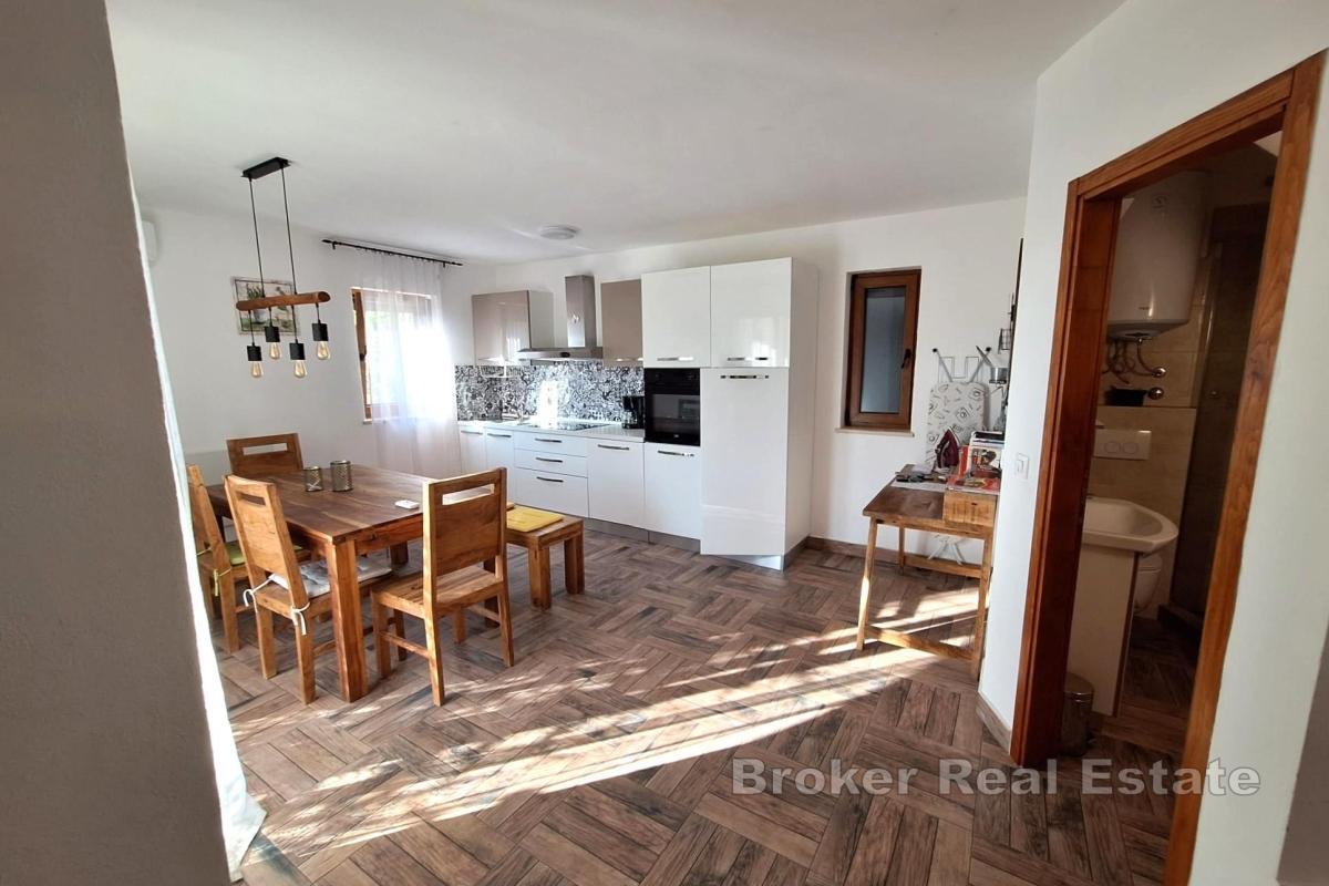 Дом с садом и бассейном