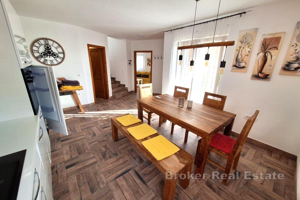 Dom z ogrodem i basenem