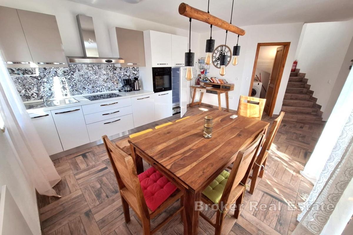 Дом с садом и бассейном