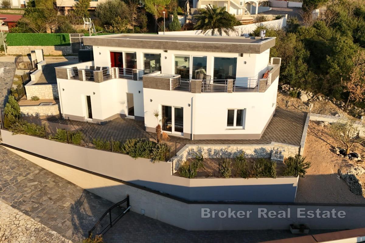 Moderne hus ved sjøen