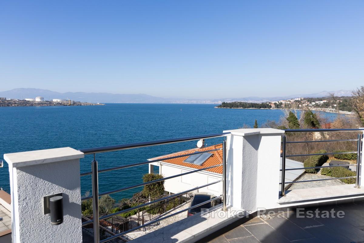 Moderne hus ved sjøen