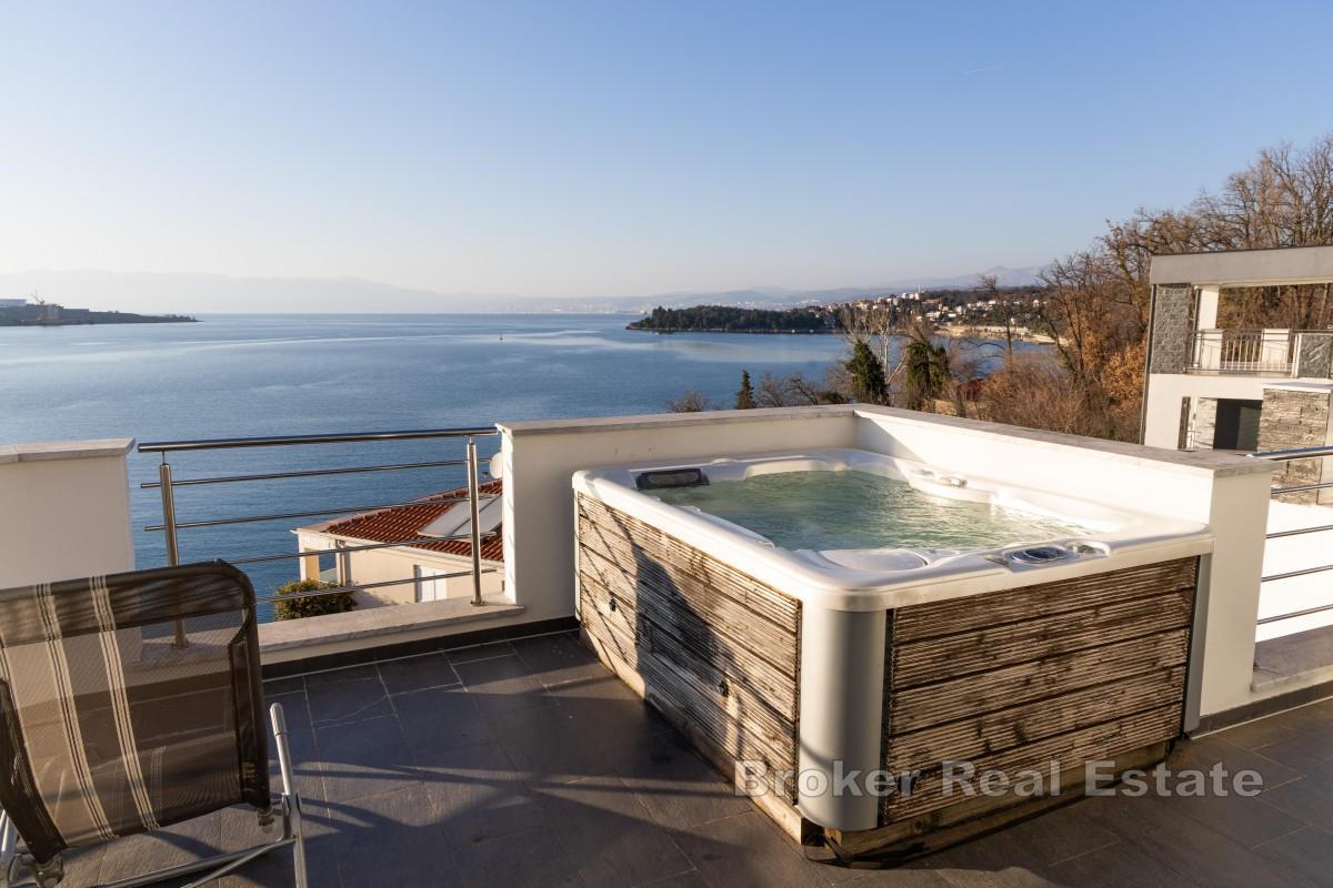 Moderne hus ved sjøen