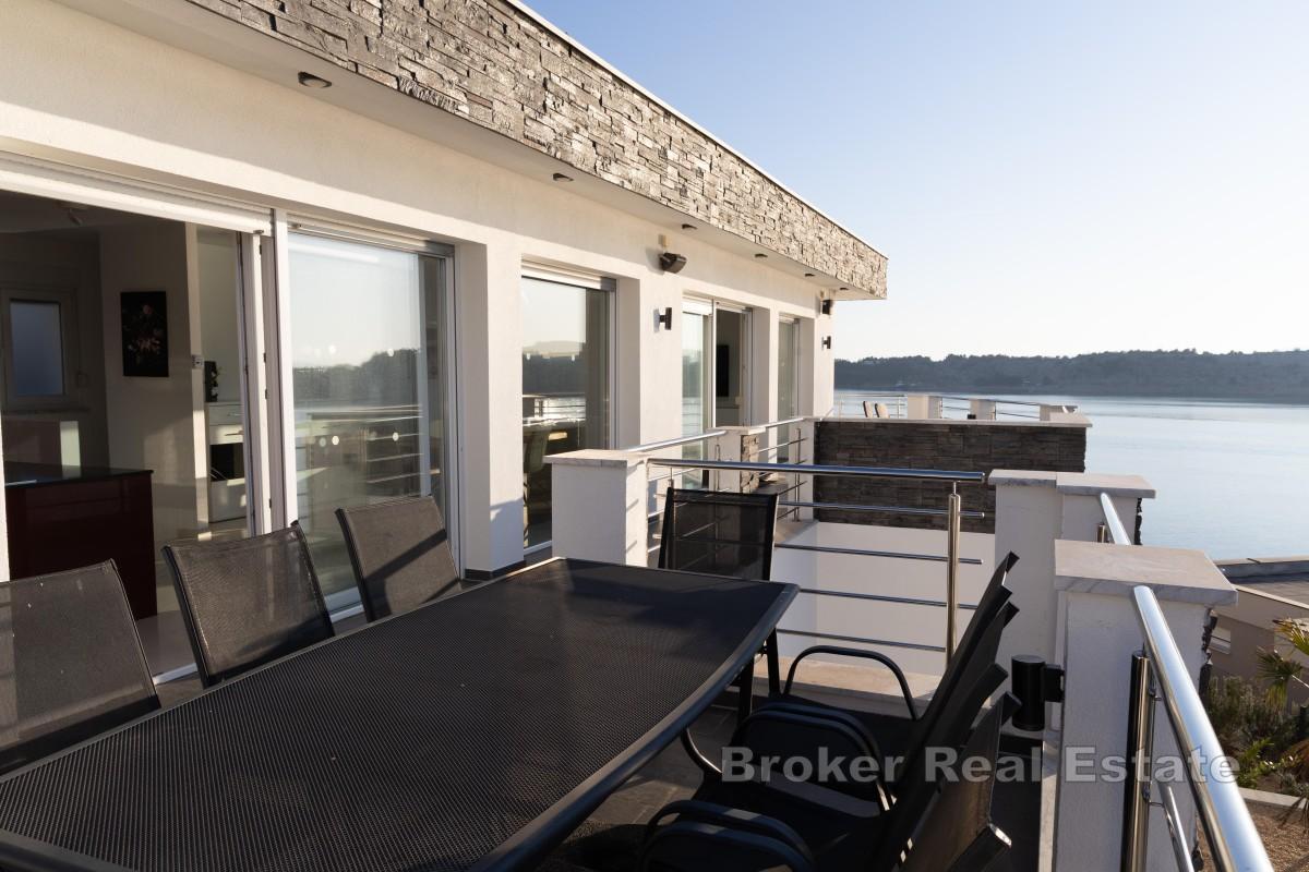 Moderne hus ved sjøen