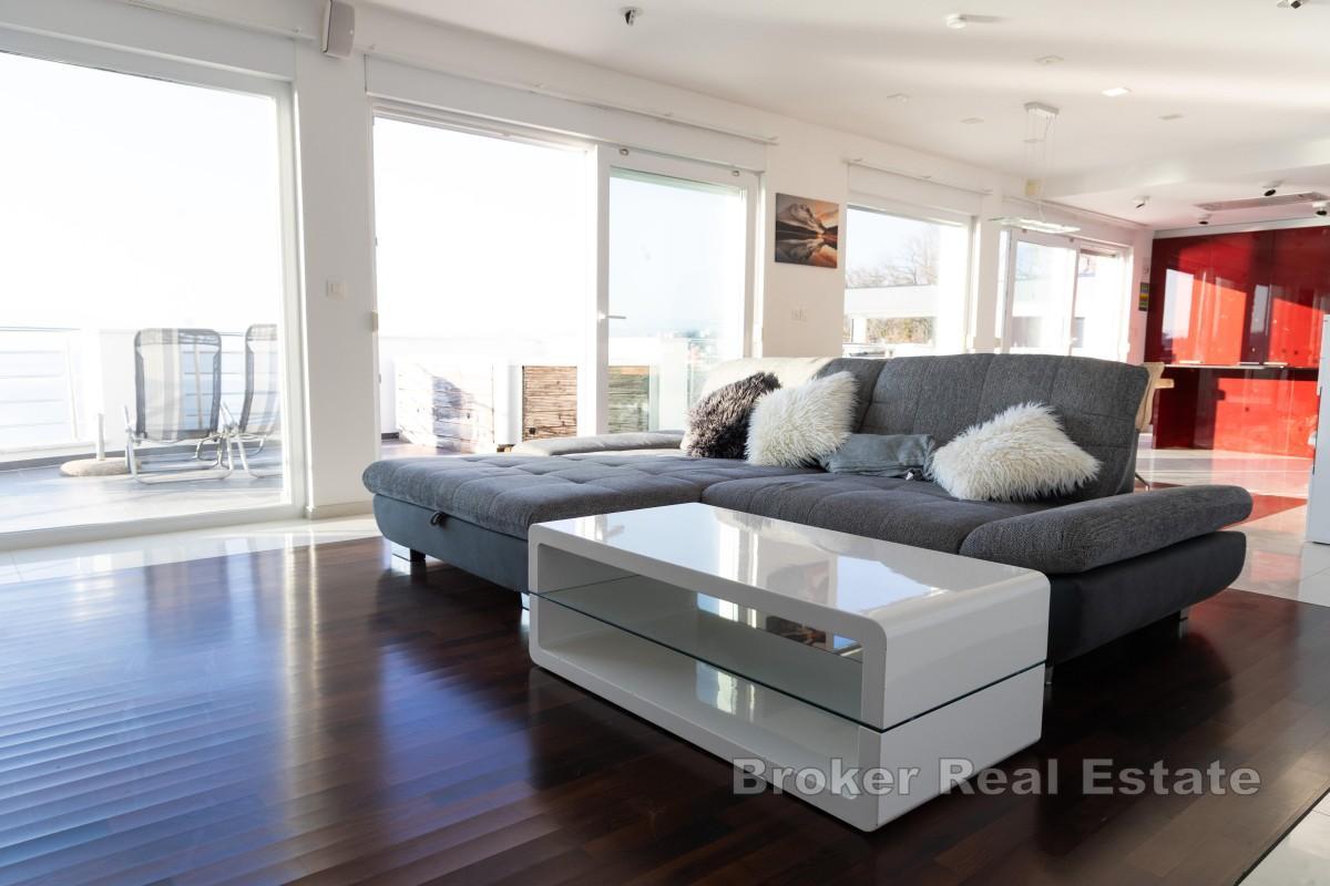 Moderne hus ved sjøen