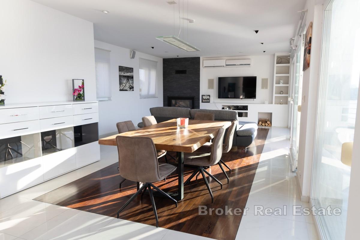 Moderne hus ved sjøen