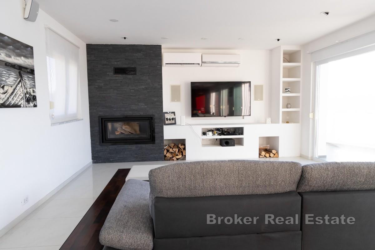 Moderne hus ved sjøen