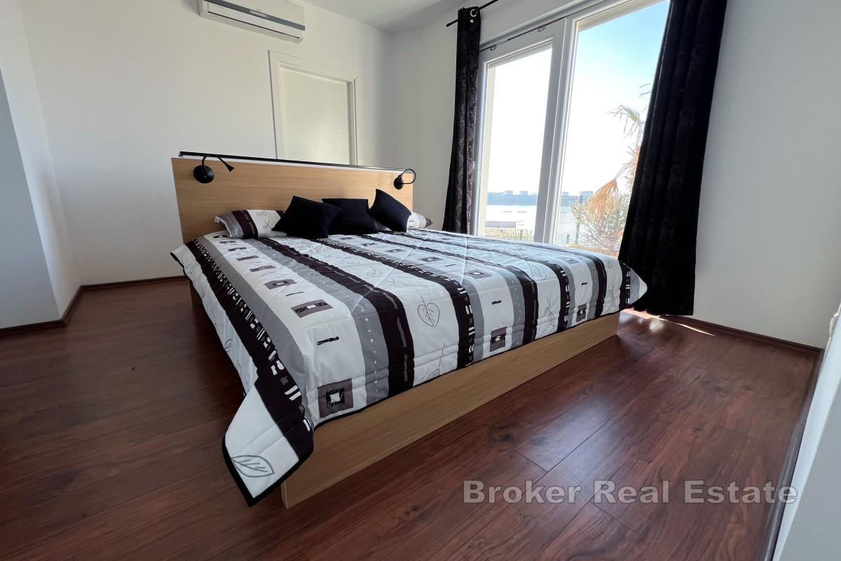 Moderne hus ved sjøen