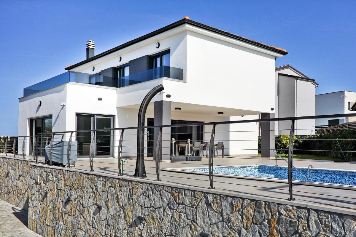 Villa mit Meerblick und beheiztem Pool