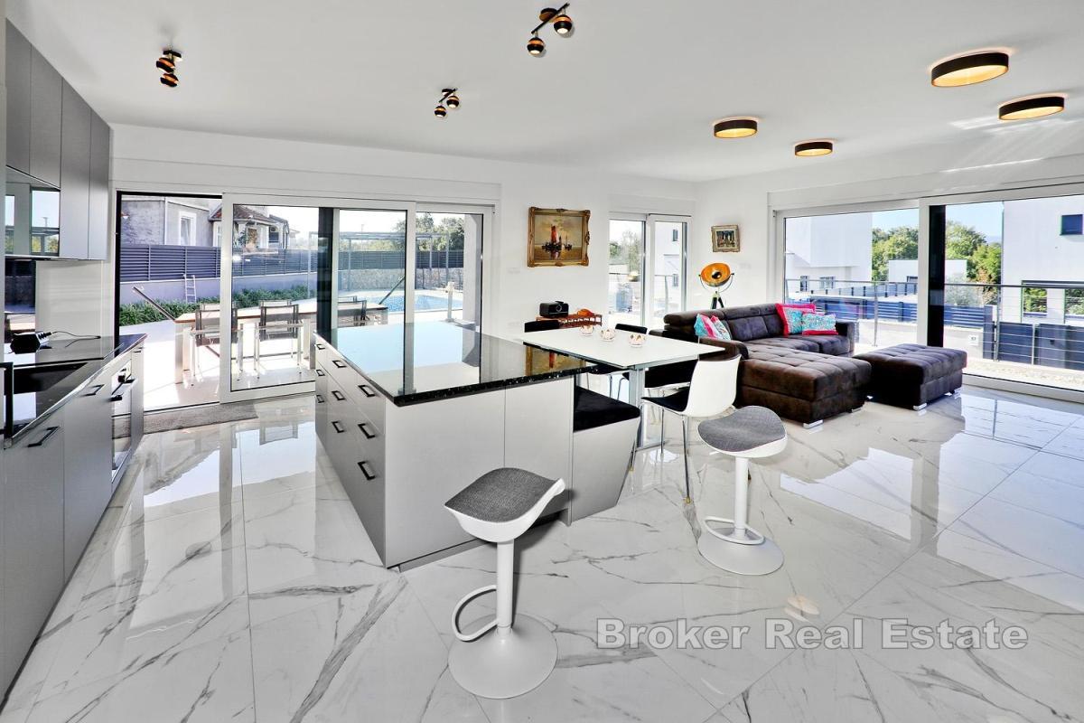 Villa mit Meerblick und beheiztem Pool