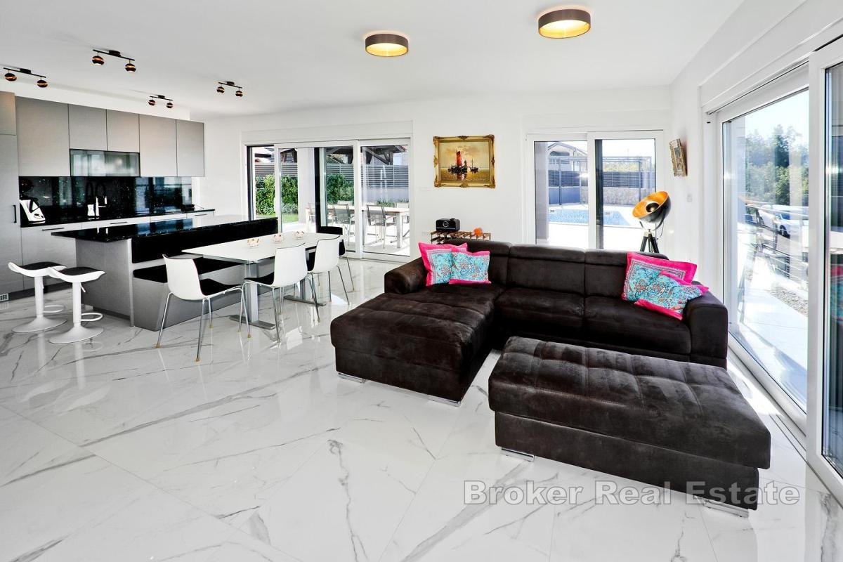 Villa mit Meerblick und beheiztem Pool