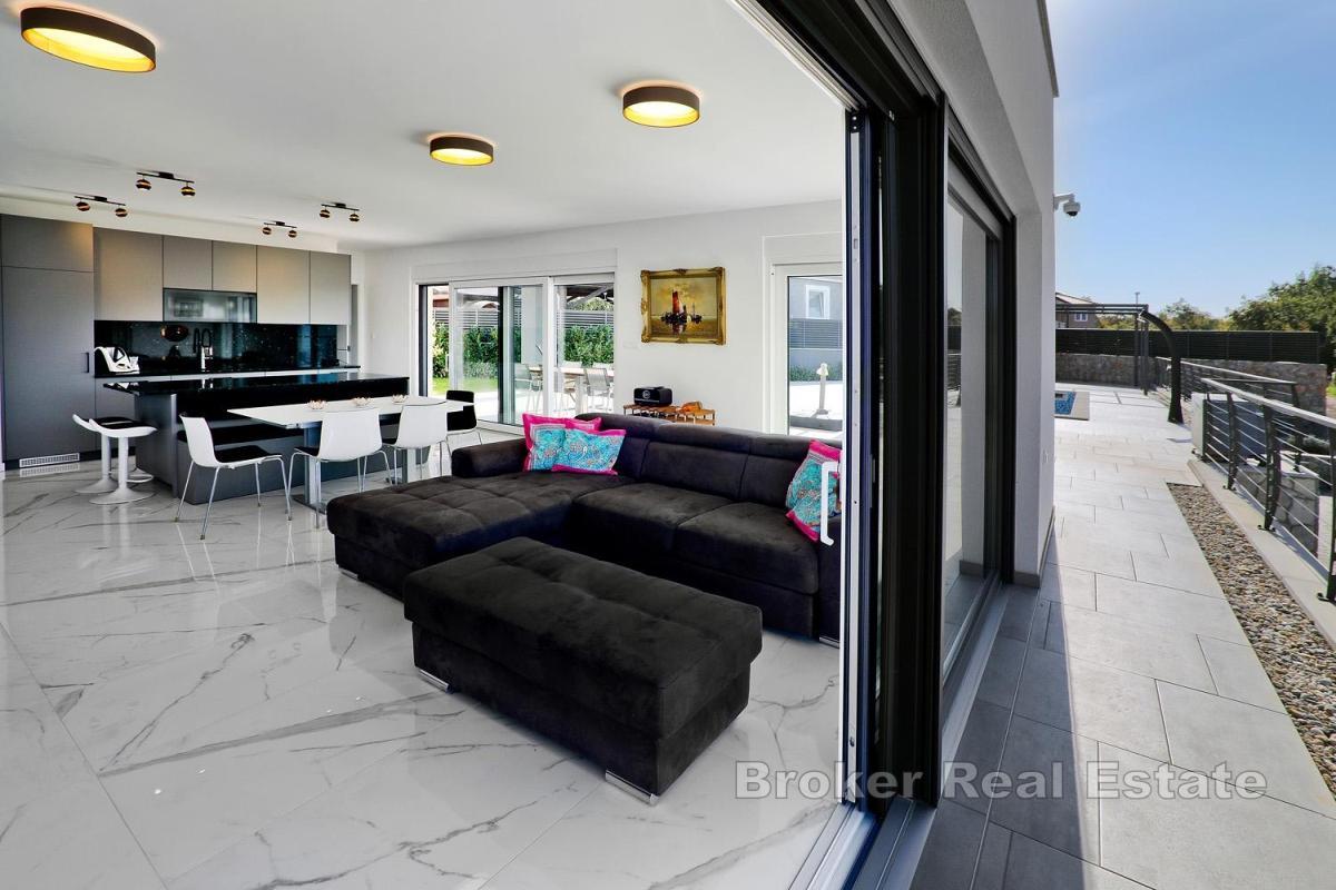 Villa mit Meerblick und beheiztem Pool