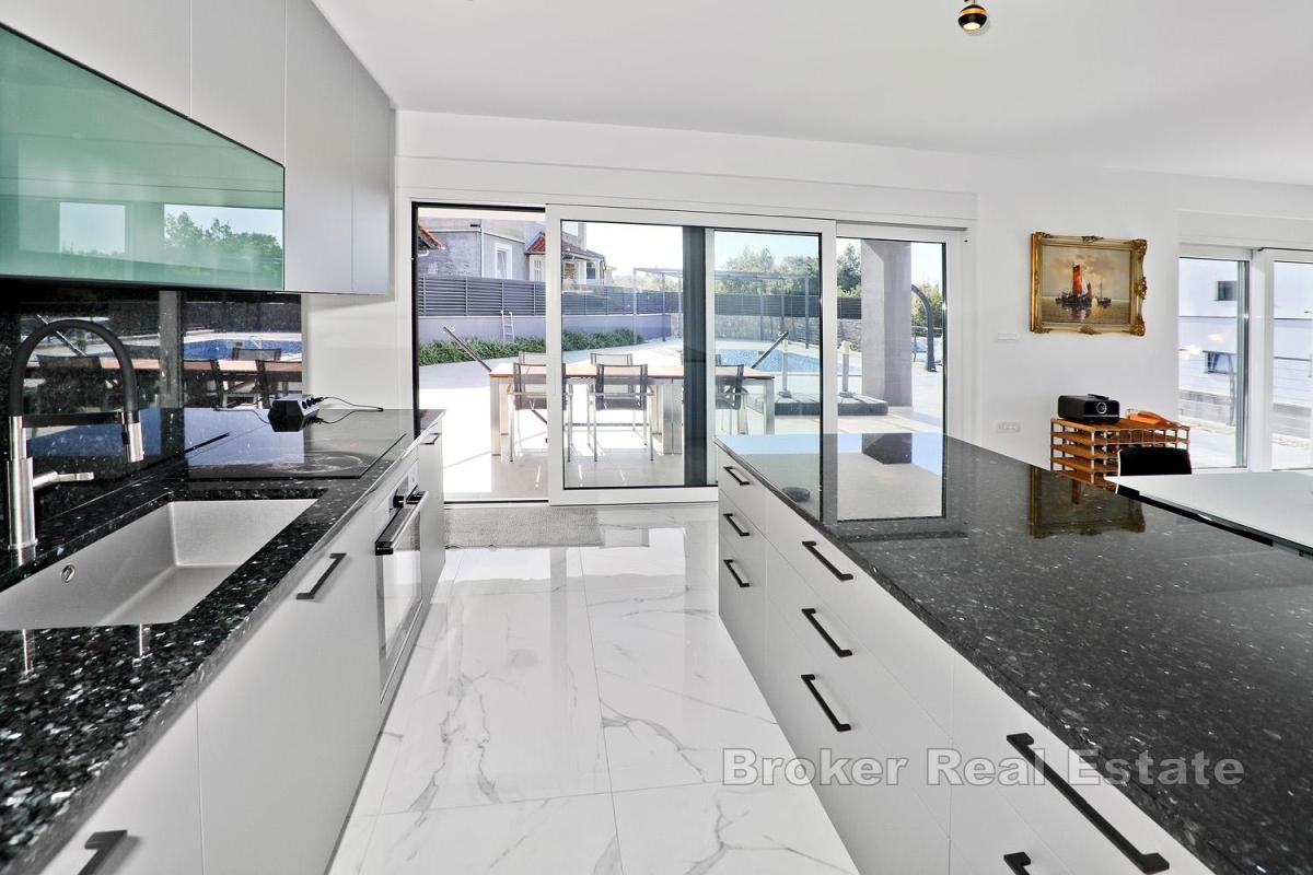 Villa mit Meerblick und beheiztem Pool