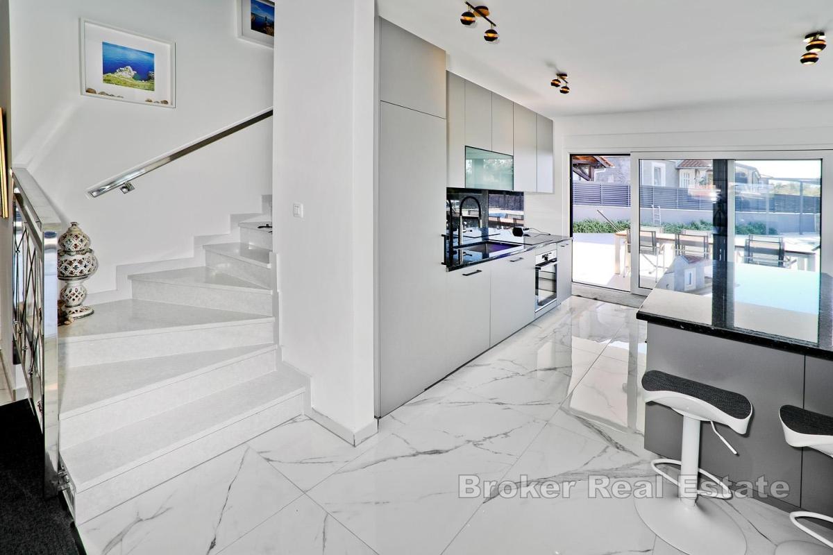 Villa mit Meerblick und beheiztem Pool