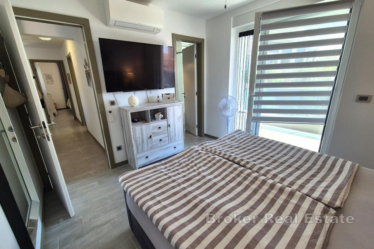 Wohnung mit Pool und Meerblick