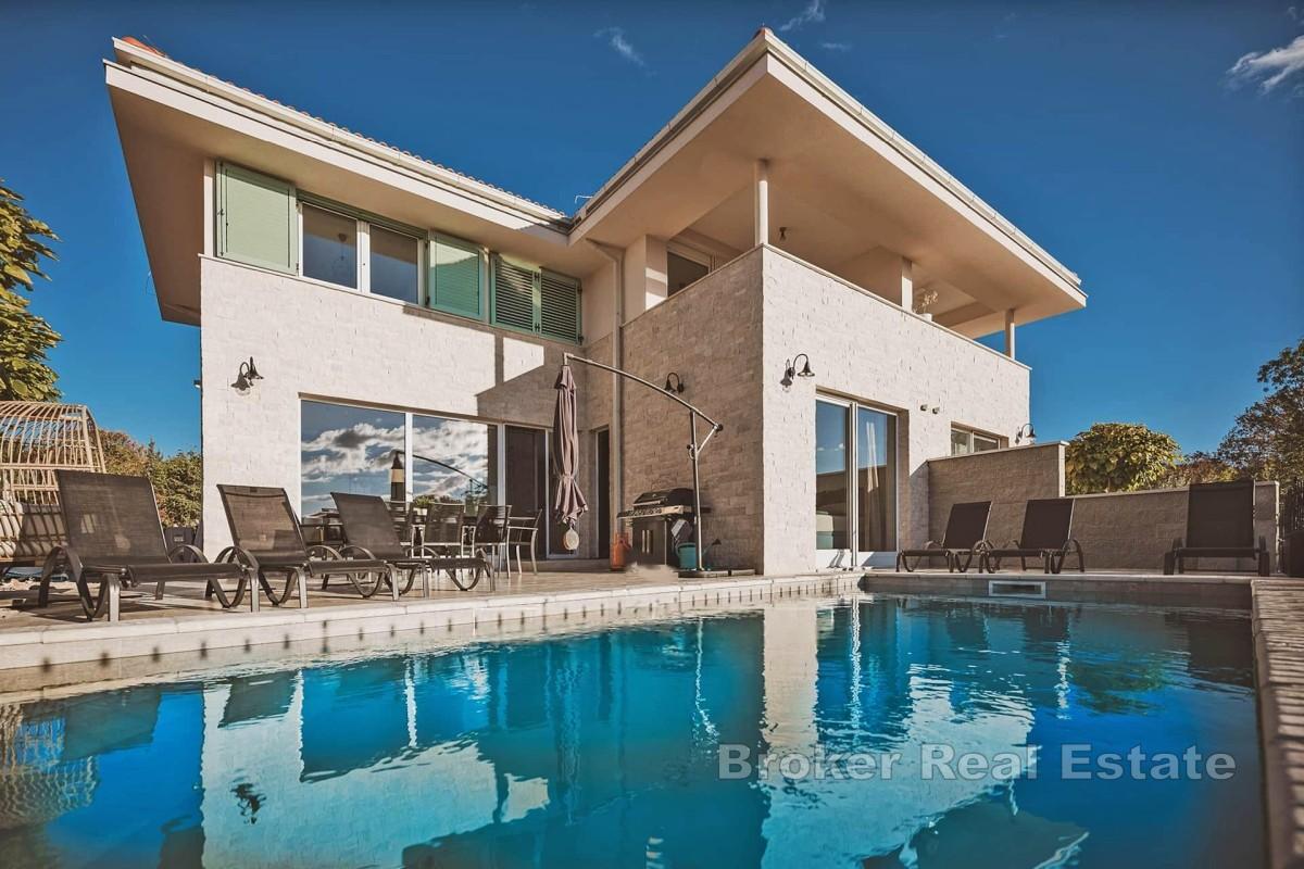 Dom bliźniaczy z widokiem na morze i basenem