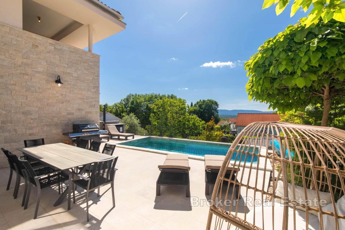 Dom bliźniaczy z widokiem na morze i basenem