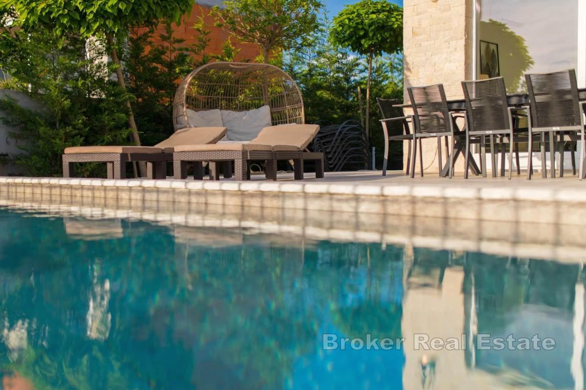 Dom bliźniaczy z widokiem na morze i basenem