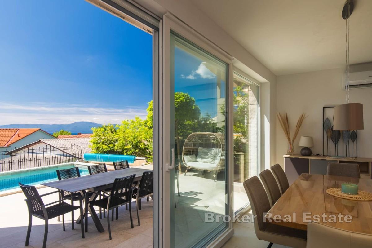 Dom bliźniaczy z widokiem na morze i basenem