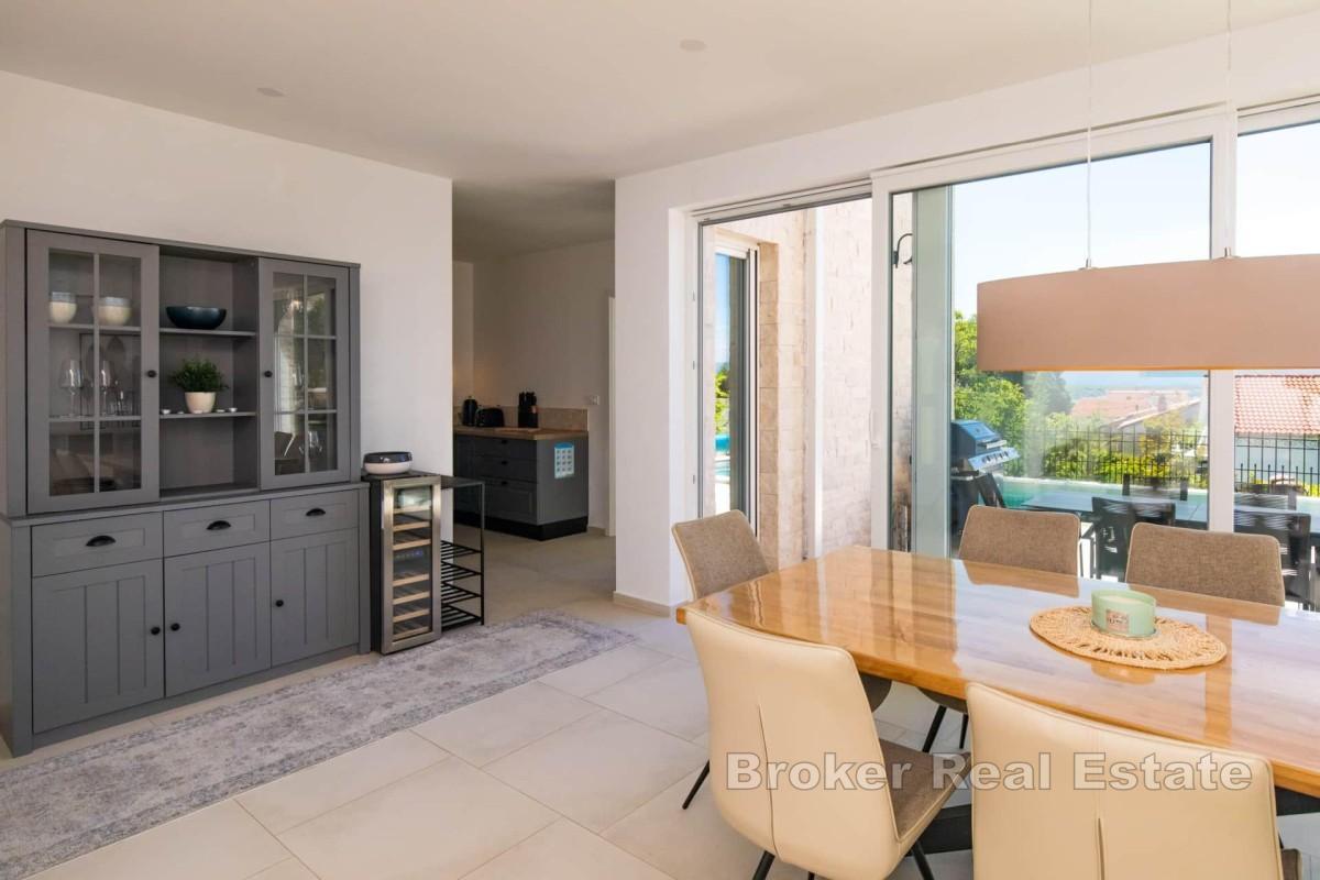 Dom bliźniaczy z widokiem na morze i basenem