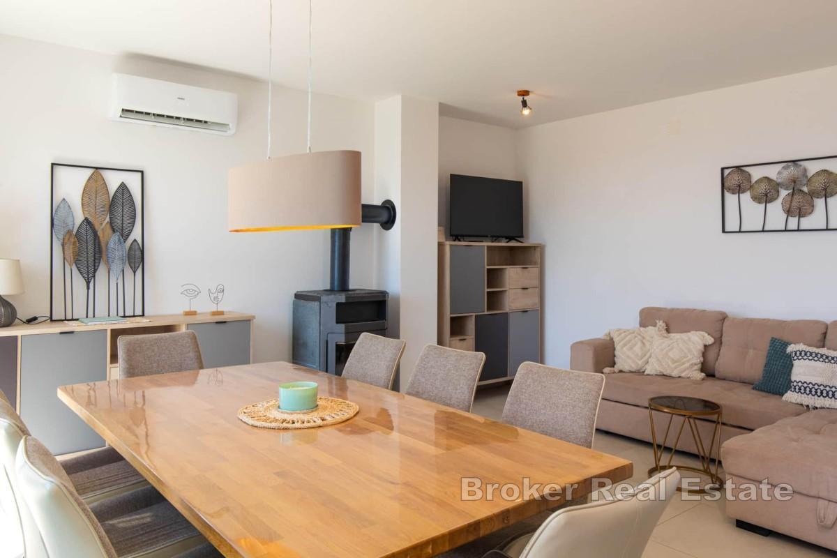 Dom bliźniaczy z widokiem na morze i basenem