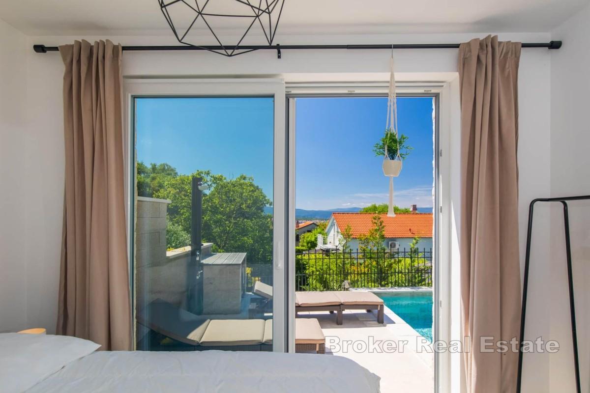 Dom bliźniaczy z widokiem na morze i basenem