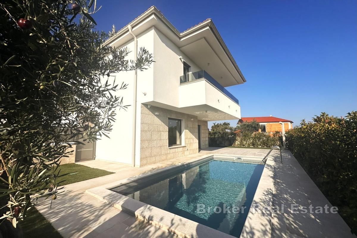 Maison moderne avec piscine près de Malinska