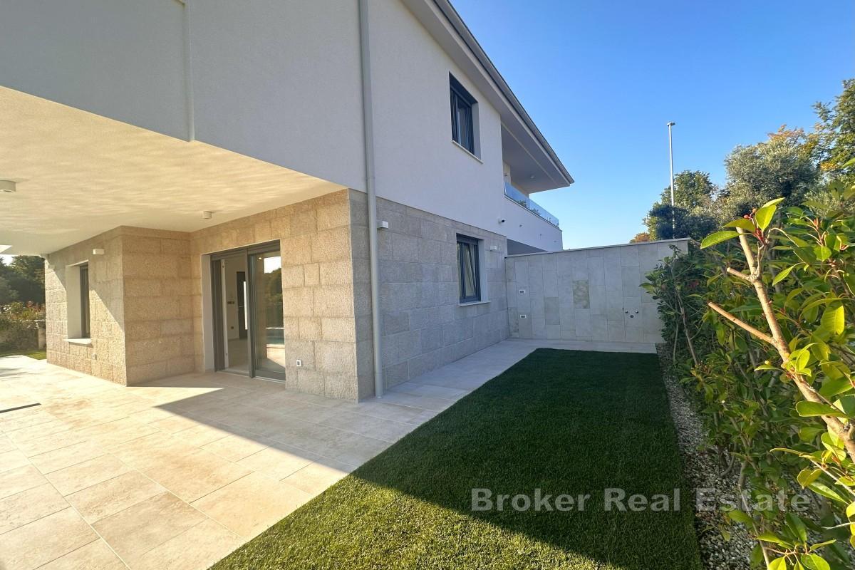 Maison moderne avec piscine près de Malinska