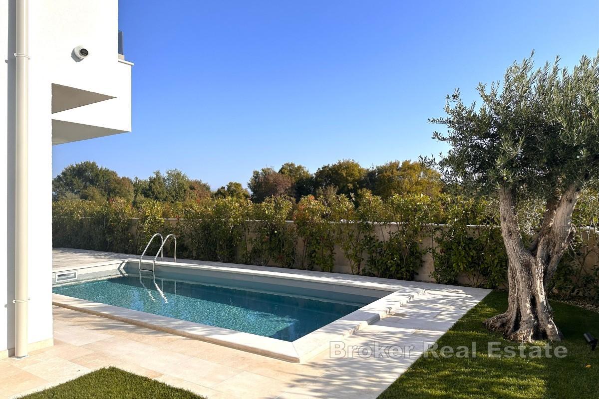 Maison moderne avec piscine près de Malinska