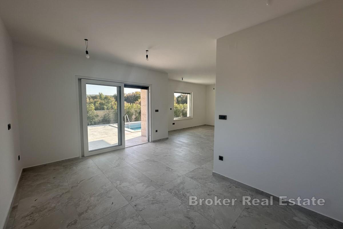 Maison moderne avec piscine près de Malinska