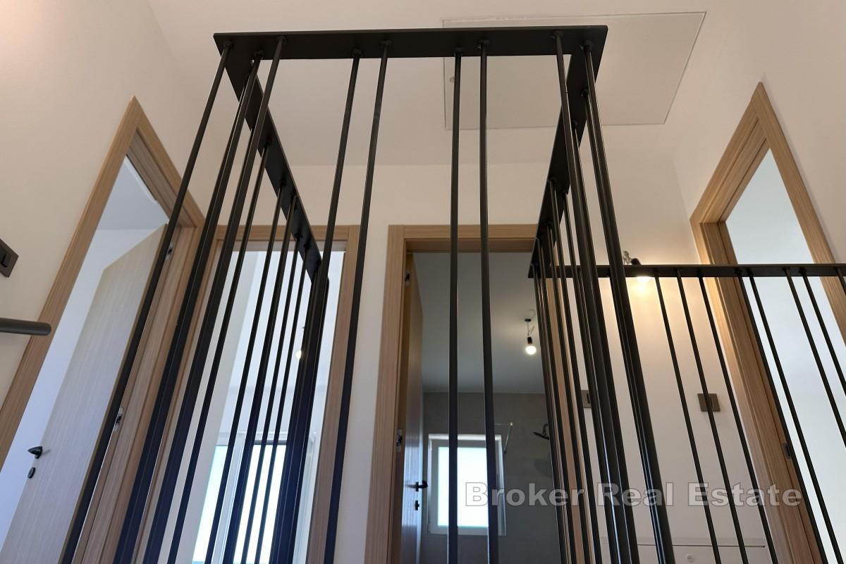 Maison moderne avec piscine près de Malinska