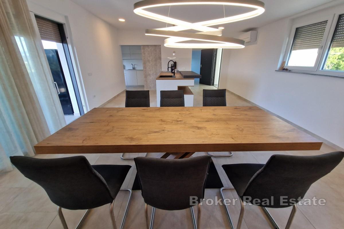 Nowoczesny apartament z widokiem na morze i basenem