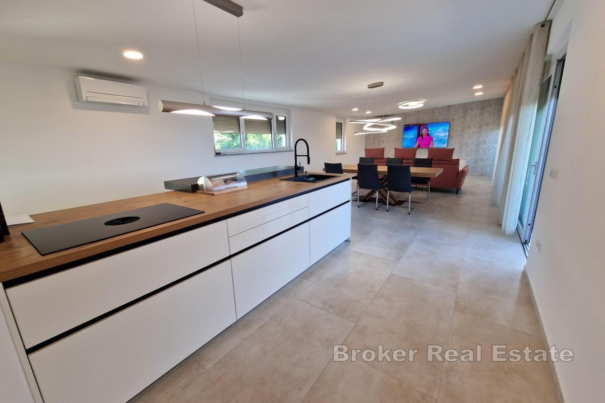 Nowoczesny apartament z widokiem na morze i basenem